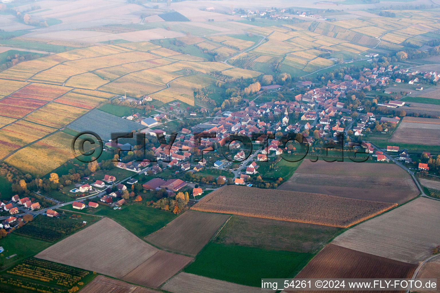 Oberhoffen-lès-Wissembourg dans le département Bas Rhin, France vu d'un drone