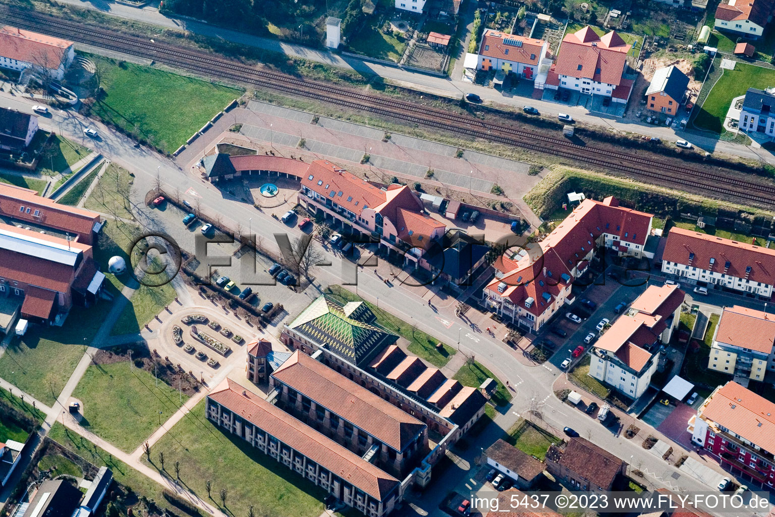Vue aérienne de Salle des fêtes vue de l'est à Jockgrim dans le département Rhénanie-Palatinat, Allemagne