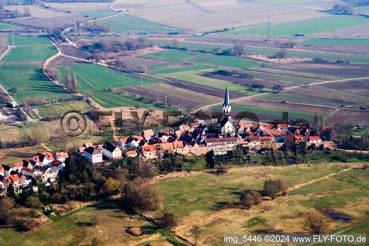 Vue aérienne de Bâtiment d'église à Hinterstädel dans le vieux centre-ville du centre-ville à Jockgrim dans le département Rhénanie-Palatinat, Allemagne