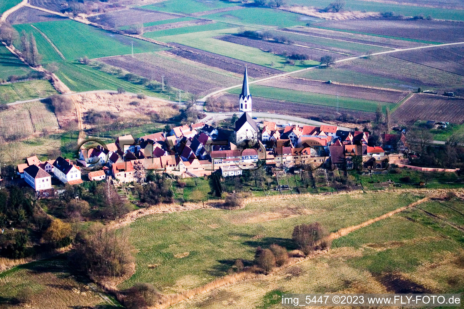 Vue aérienne de Centre du village historique de l'est à Jockgrim dans le département Rhénanie-Palatinat, Allemagne