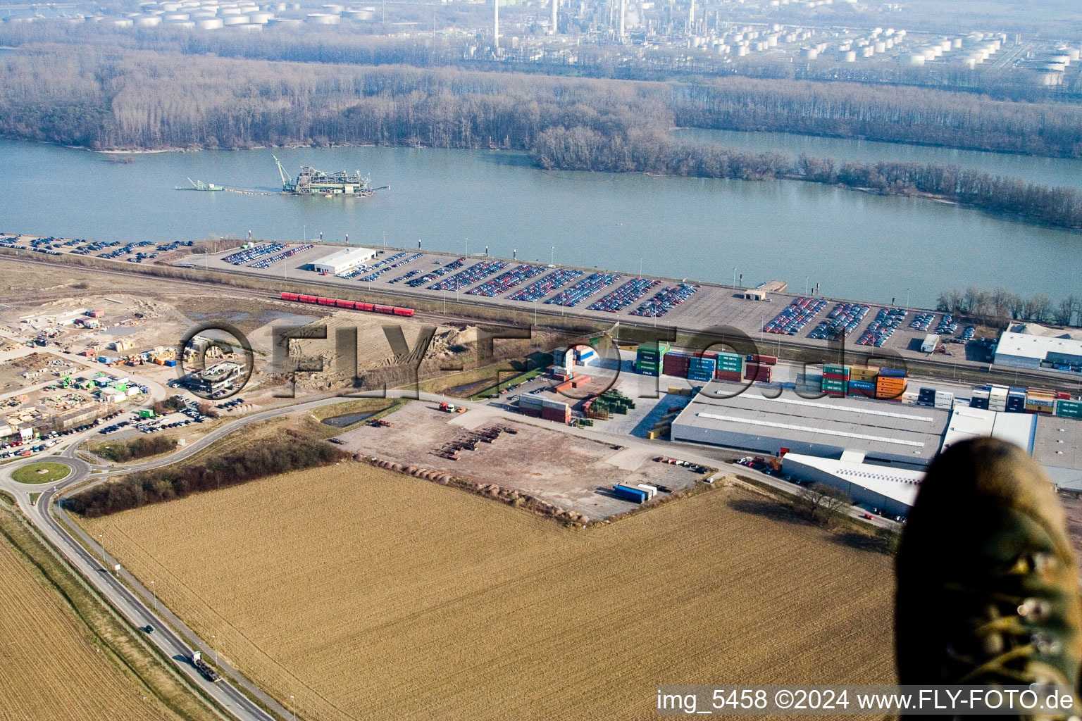 Vue aérienne de Port à conteneurs à Wörth am Rhein dans le département Rhénanie-Palatinat, Allemagne