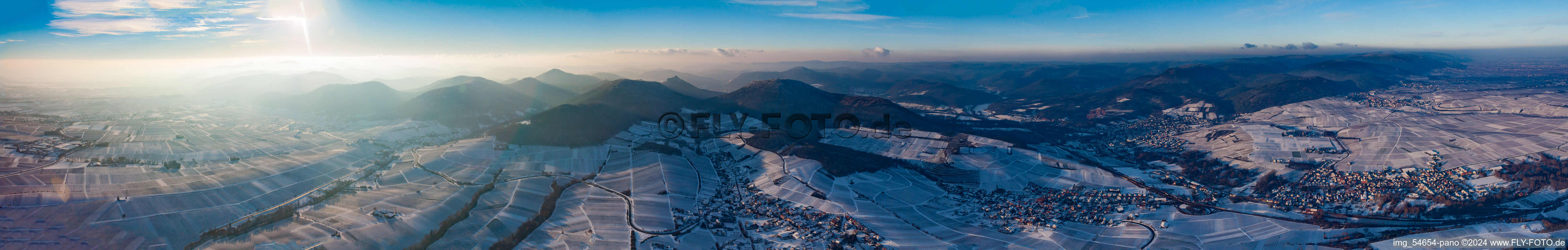 Vue aérienne de Panorama d'hiver Haardt du sud du Palatinat de Klingenmünster à Albersweiler dans la neige à Ranschbach dans le département Rhénanie-Palatinat, Allemagne