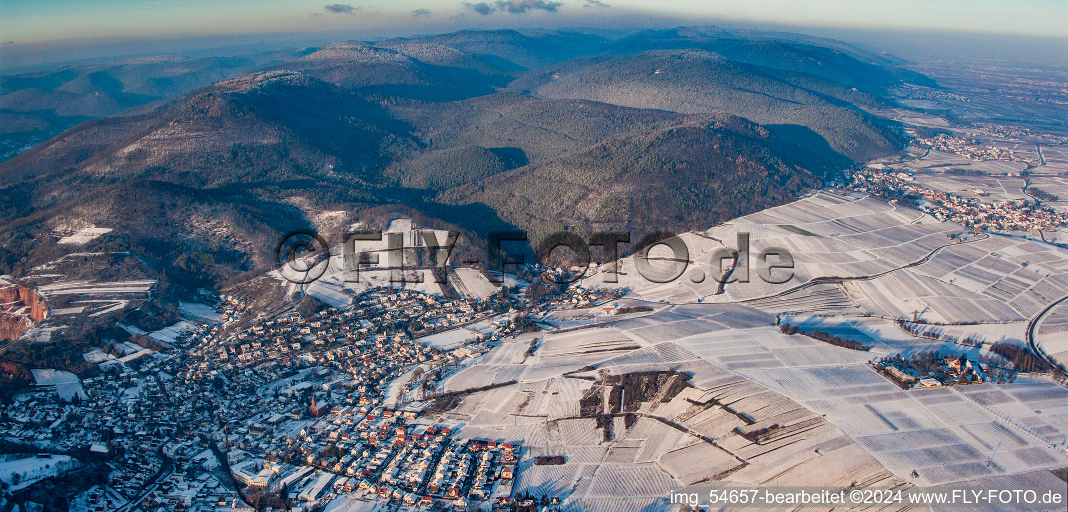 Hiver à Albersweiler dans le département Rhénanie-Palatinat, Allemagne depuis l'avion