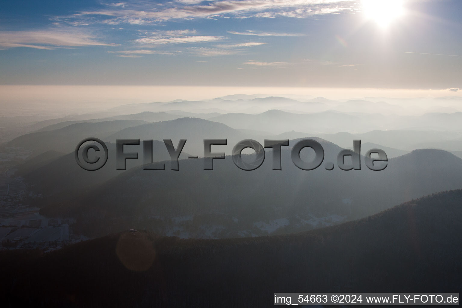 Vue aérienne de Paysage forestier et montagneux de la forêt du Palatinat dans la lumière du soir à Leinsweiler dans le département Rhénanie-Palatinat, Allemagne