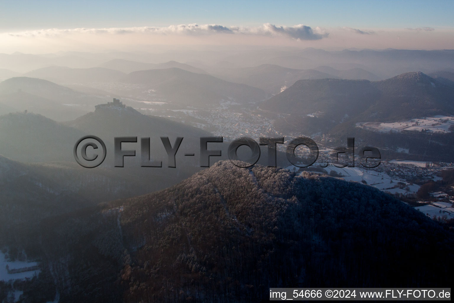 Photographie aérienne de Complexe du château de Veste Burg Trifels à Annweiler am Trifels dans le département Rhénanie-Palatinat, Allemagne