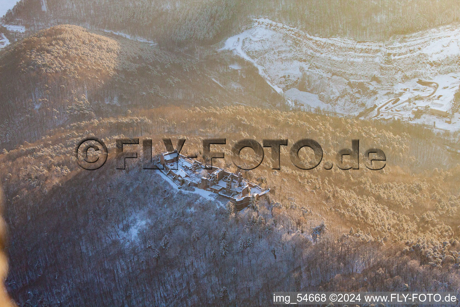 Vue aérienne de Ruines du château de Madenburg en hiver avec de la neige à Eschbach dans le département Rhénanie-Palatinat, Allemagne