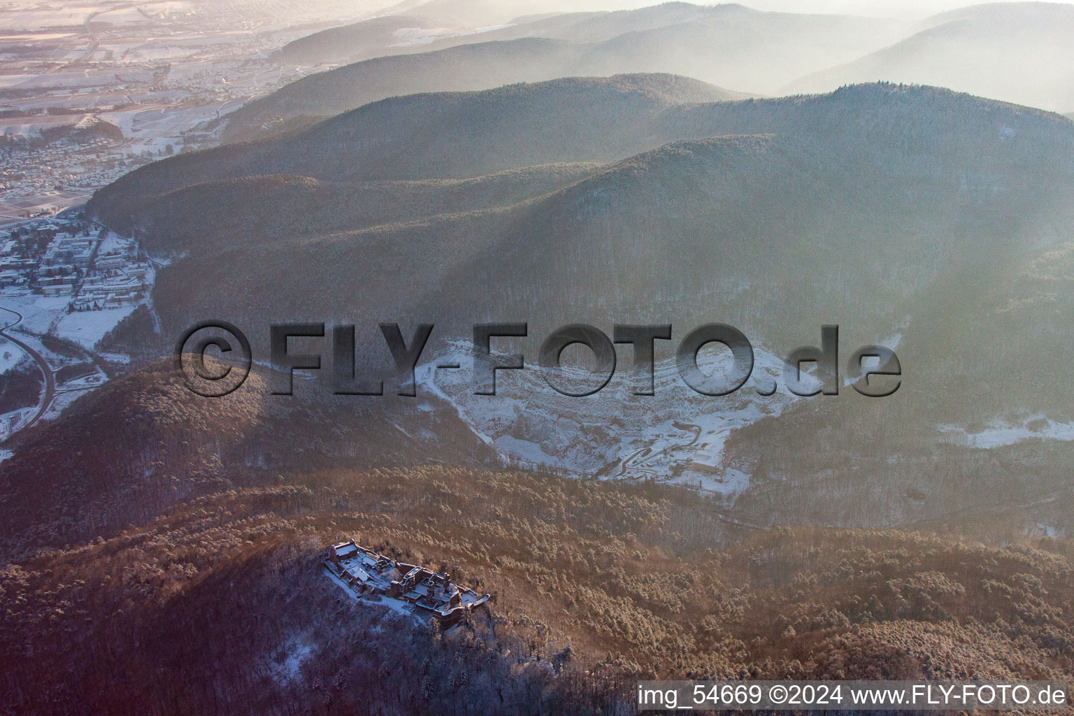 Vue aérienne de Ruines du château de Madenburg en hiver avec de la neige à Eschbach dans le département Rhénanie-Palatinat, Allemagne