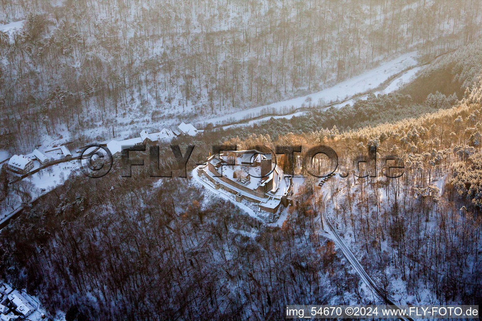 Photographie aérienne de Ruines enneigées en hiver et vestiges du mur de l'ancien complexe du château et de la forteresse du château de Landeck à Klingenmünster dans le département Rhénanie-Palatinat, Allemagne