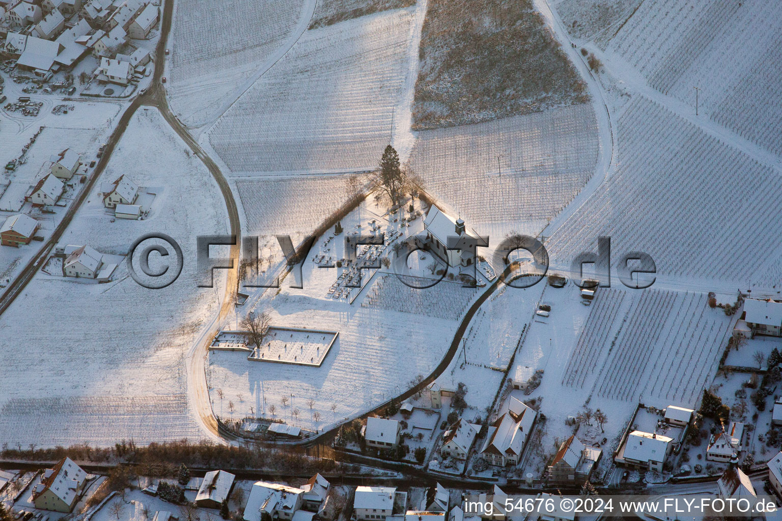 Vue aérienne de Chapelle Saint-Denys dans la neige à le quartier Gleiszellen in Gleiszellen-Gleishorbach dans le département Rhénanie-Palatinat, Allemagne