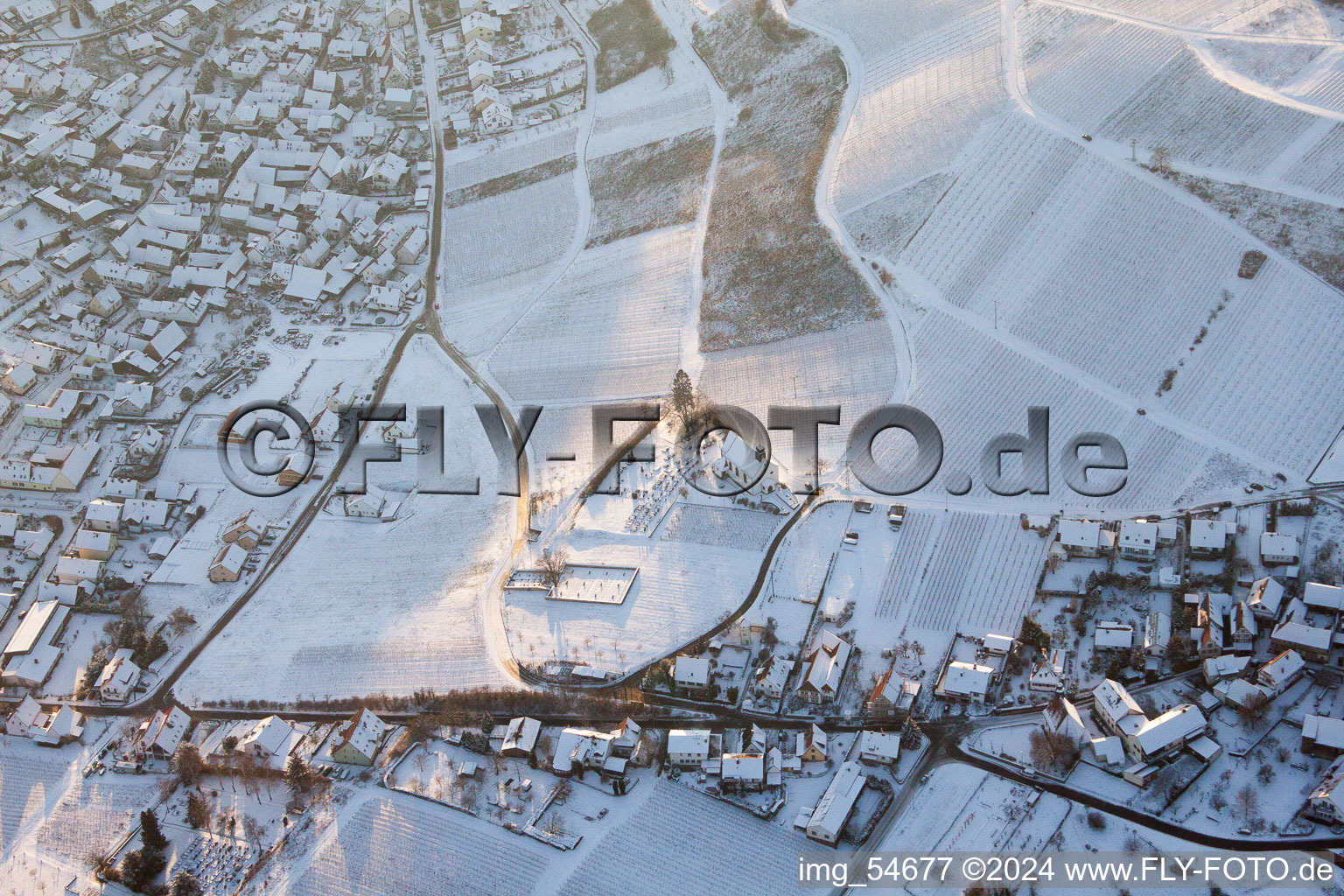 Vue aérienne de Chapelle Saint-Denys dans la neige à le quartier Gleiszellen in Gleiszellen-Gleishorbach dans le département Rhénanie-Palatinat, Allemagne