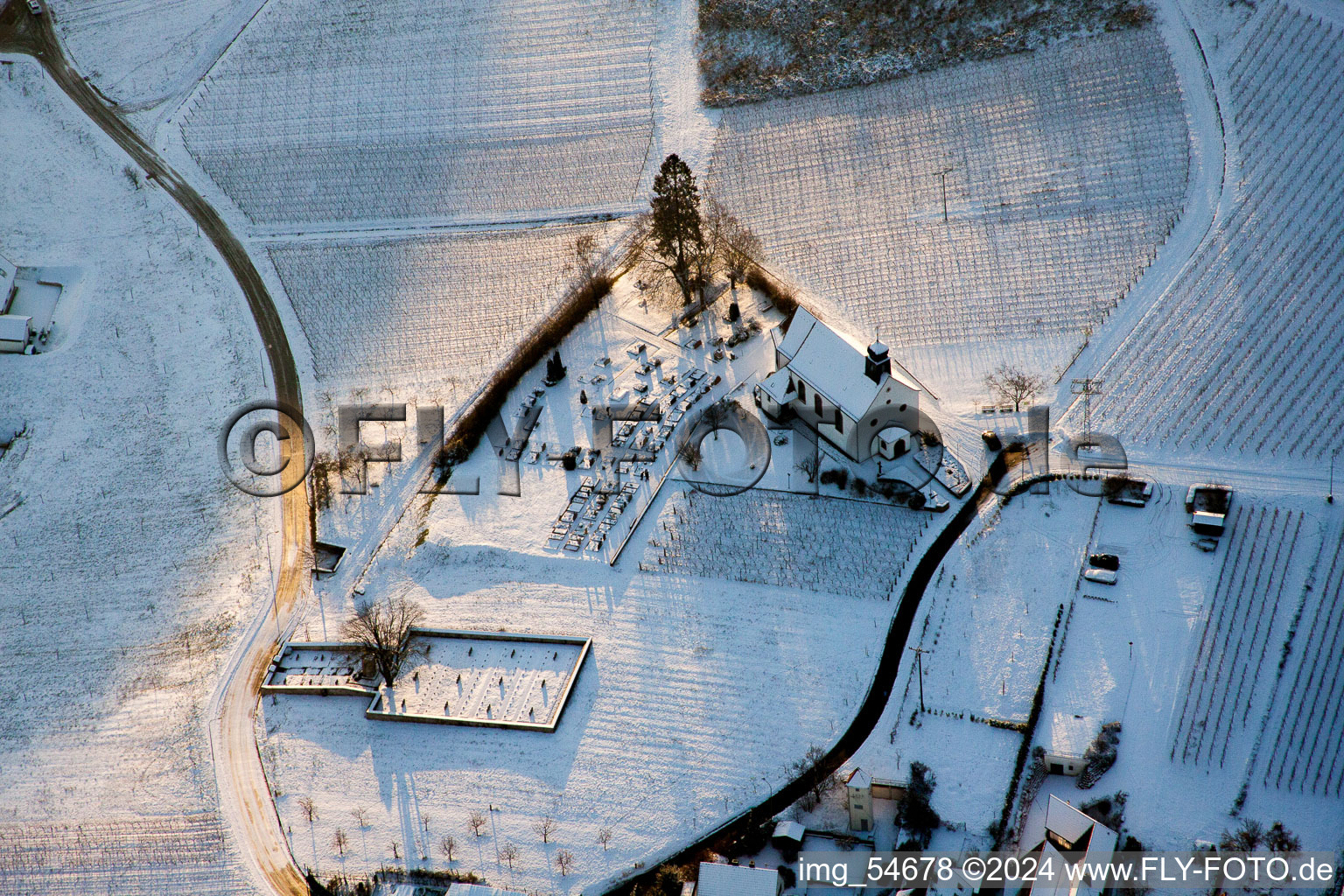 Vue aérienne de Chapelle enneigée de Saint-Denys en hiver à le quartier Gleiszellen in Gleiszellen-Gleishorbach dans le département Rhénanie-Palatinat, Allemagne