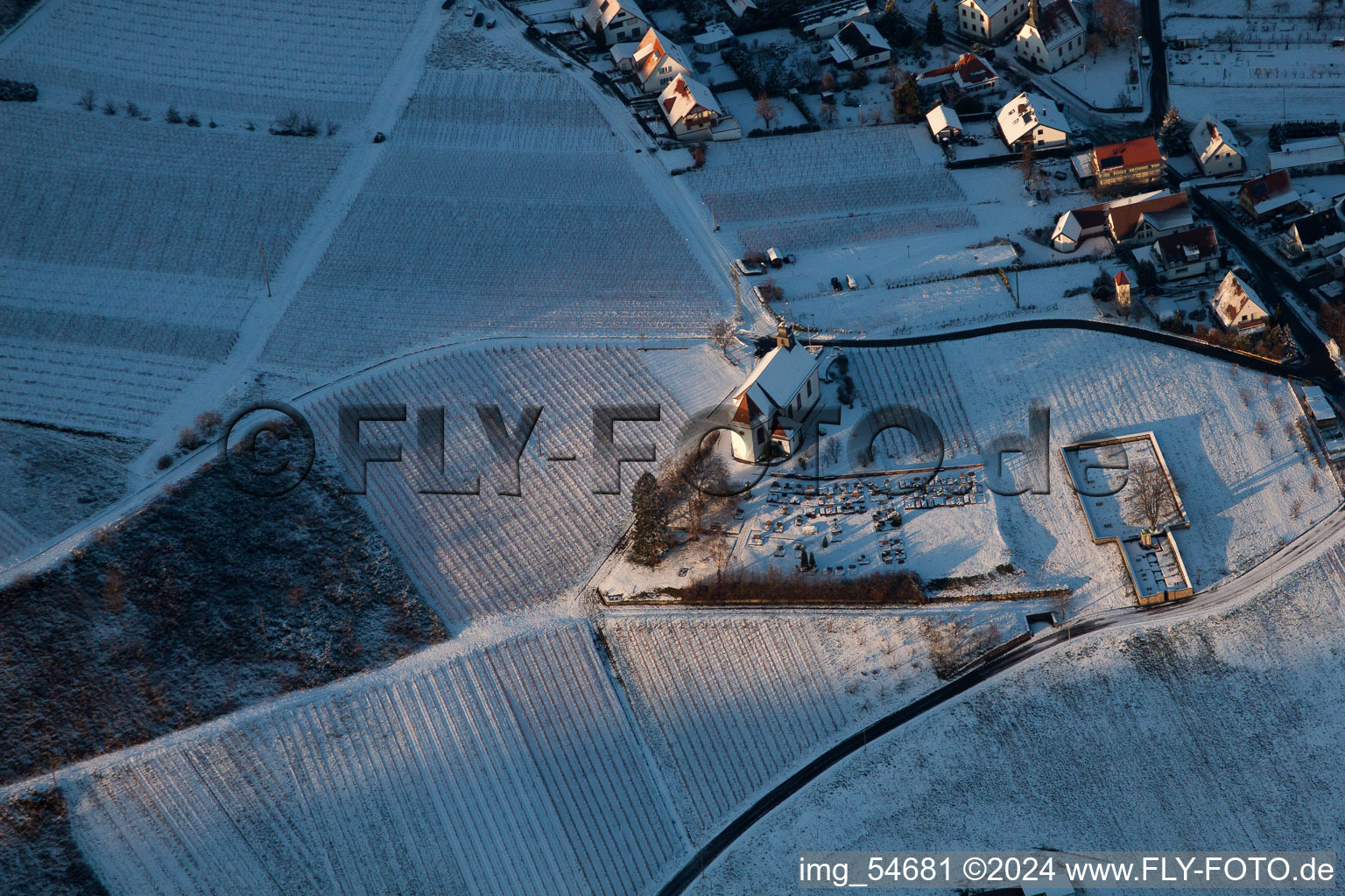 Photographie aérienne de Chapelle Saint-Denys dans la neige à le quartier Gleiszellen in Gleiszellen-Gleishorbach dans le département Rhénanie-Palatinat, Allemagne