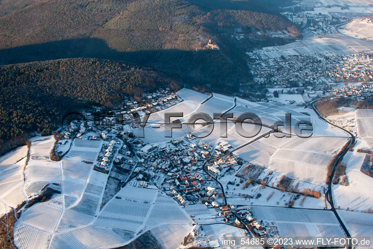 Vue aérienne de En hiver à le quartier Gleiszellen in Gleiszellen-Gleishorbach dans le département Rhénanie-Palatinat, Allemagne