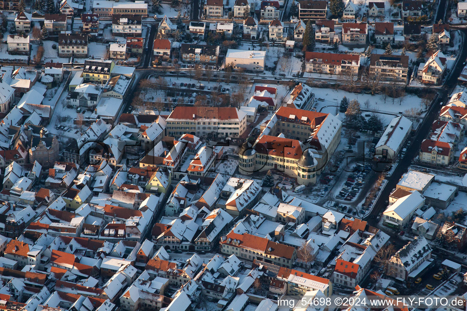 Hiver, vue sur la ville enneigée avec rues et maisons dans les zones résidentielles à Bad Bergzabern dans le département Rhénanie-Palatinat, Allemagne d'en haut