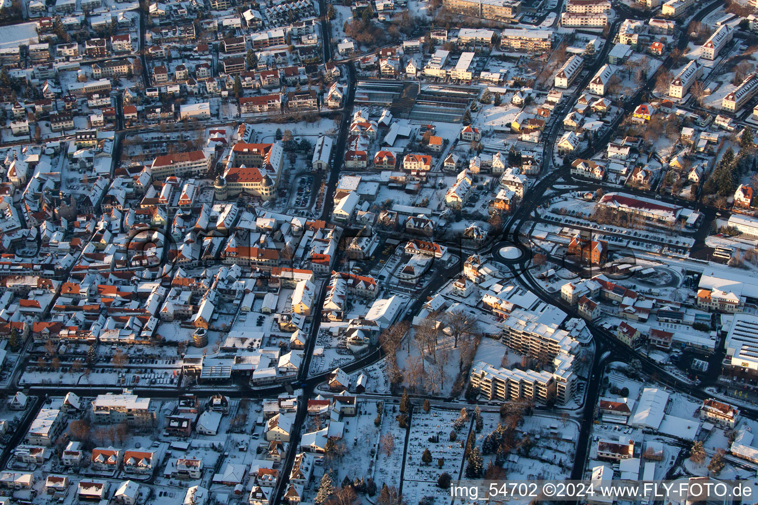 Hiver, vue sur la ville enneigée avec rues et maisons dans les zones résidentielles à Bad Bergzabern dans le département Rhénanie-Palatinat, Allemagne hors des airs