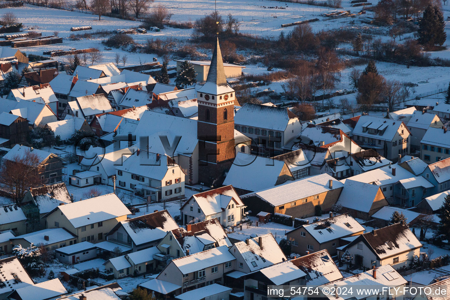 Vue aérienne de Bâtiments d'église enneigés en hiver au centre du village à le quartier Schaidt in Wörth am Rhein dans le département Rhénanie-Palatinat, Allemagne