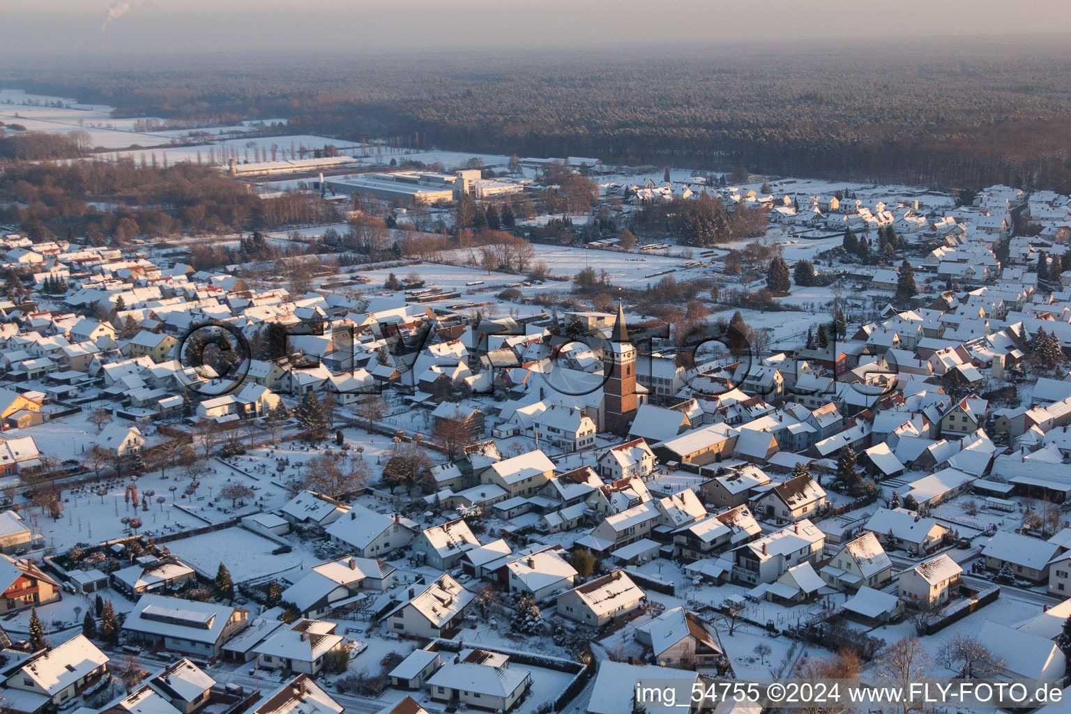 Vue aérienne de Bâtiments d'église enneigés en hiver au centre du village à le quartier Schaidt in Wörth am Rhein dans le département Rhénanie-Palatinat, Allemagne