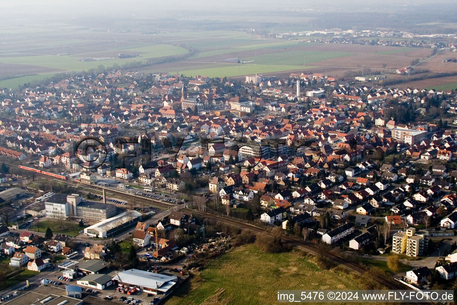 Vue d'oiseau de Du sud-est à Kandel dans le département Rhénanie-Palatinat, Allemagne