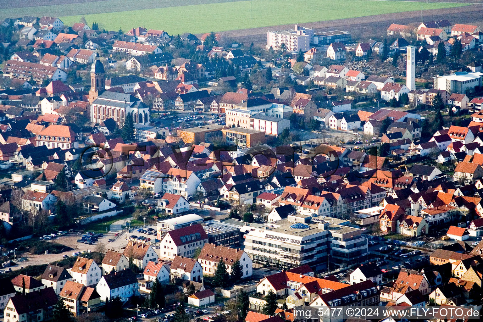 Vue des rues et des maisons des quartiers résidentiels à Kandel dans le département Rhénanie-Palatinat, Allemagne d'en haut