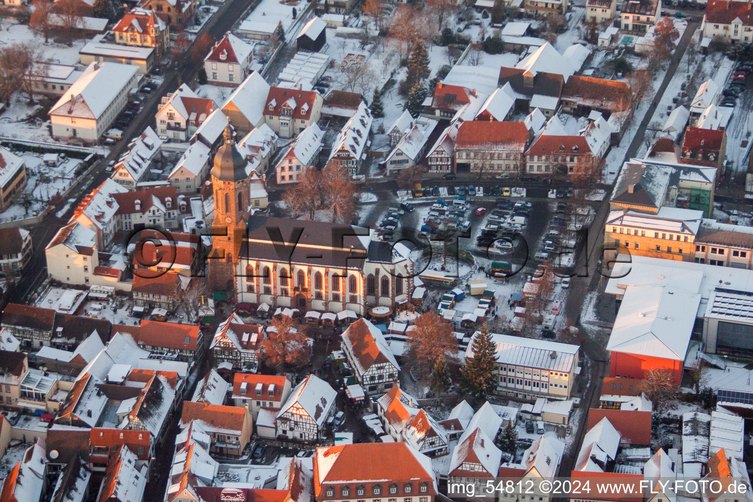 Vue aérienne de Église Saint-Georges enneigée en hiver avec place du marché, hôtel de ville et école primaire dans le vieux centre-ville à Kandel dans le département Rhénanie-Palatinat, Allemagne