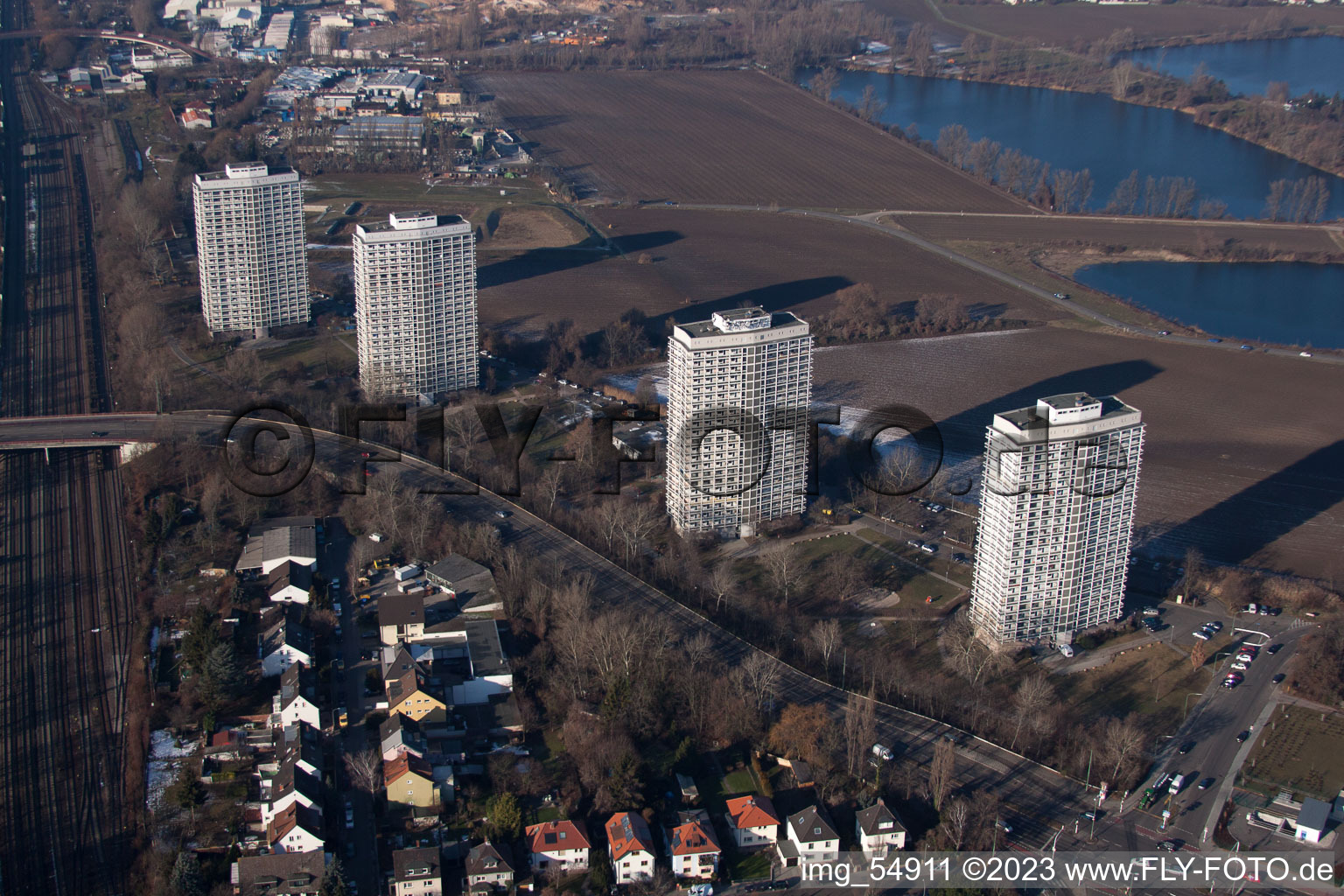Vue aérienne de Oggersheim, immeubles de grande hauteur sur la Froschlache à le quartier Friesenheim in Ludwigshafen am Rhein dans le département Rhénanie-Palatinat, Allemagne