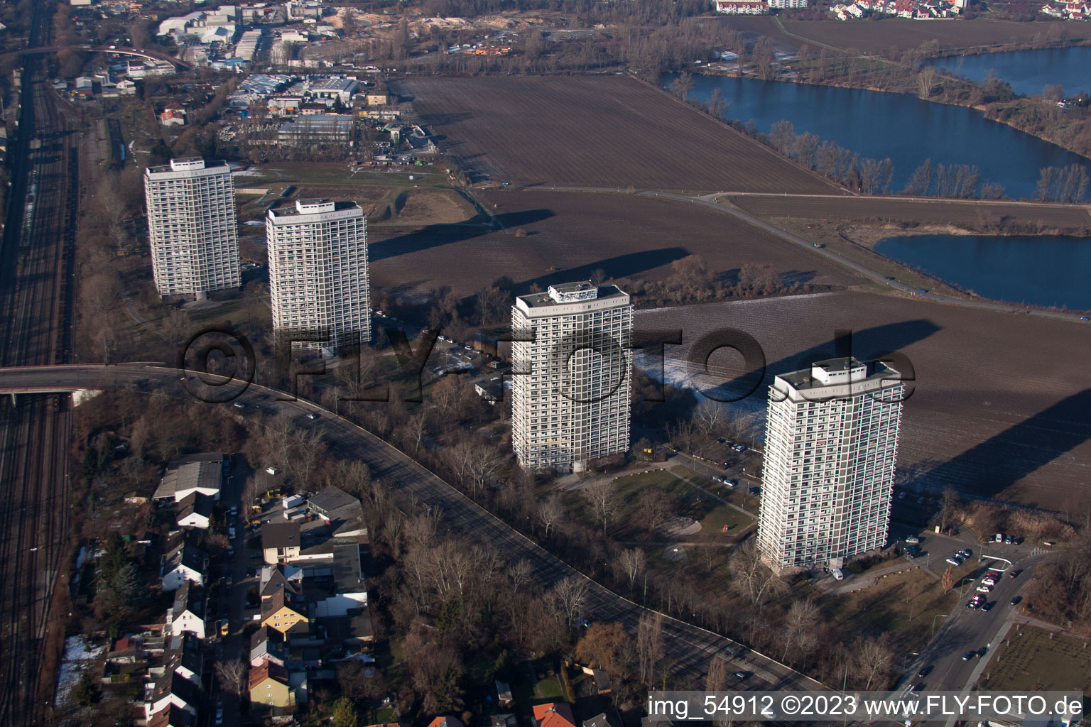 Vue aérienne de Oggersheim, immeubles de grande hauteur sur la Froschlache à le quartier Friesenheim in Ludwigshafen am Rhein dans le département Rhénanie-Palatinat, Allemagne