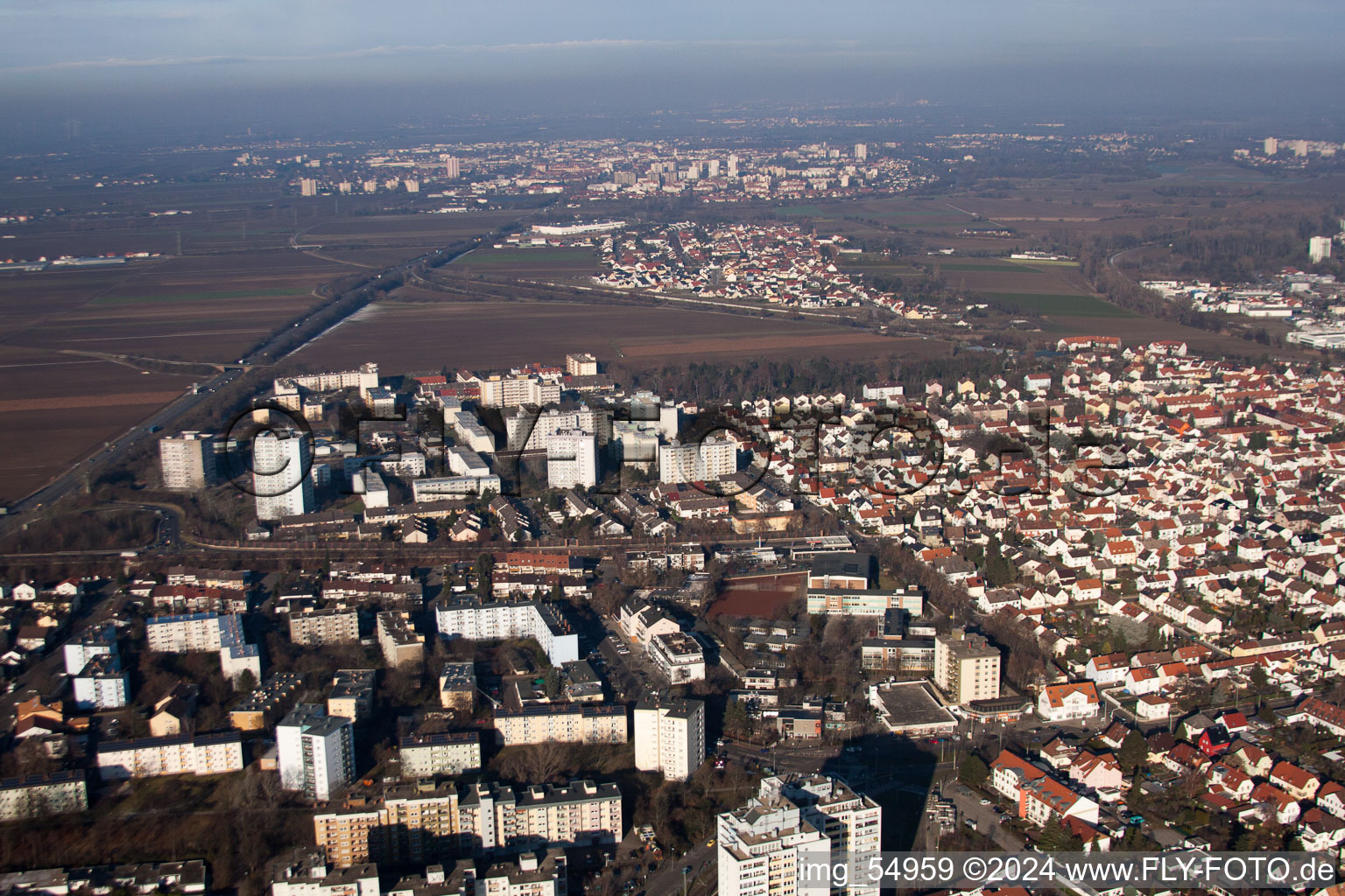 Quartier Oggersheim in Ludwigshafen am Rhein dans le département Rhénanie-Palatinat, Allemagne du point de vue du drone