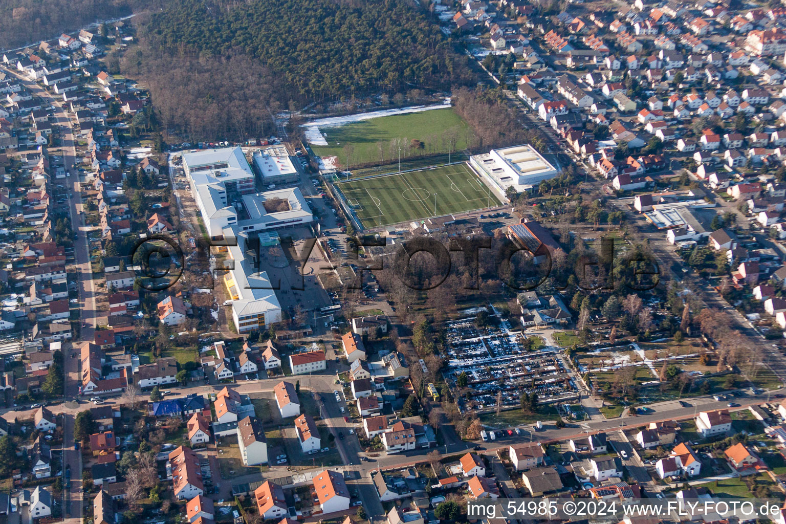 Vue aérienne de Ensemble des terrains de sport TSG Maxdorf avec une salle de sport forestière à Maxdorf dans le département Rhénanie-Palatinat, Allemagne