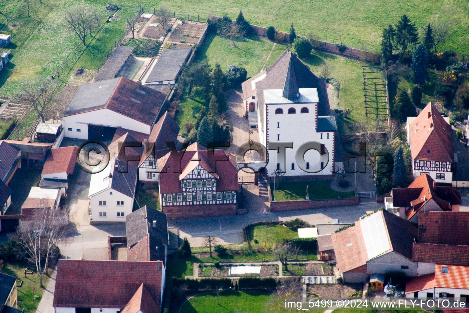 Vue oblique de Catholique Église à Minfeld dans le département Rhénanie-Palatinat, Allemagne