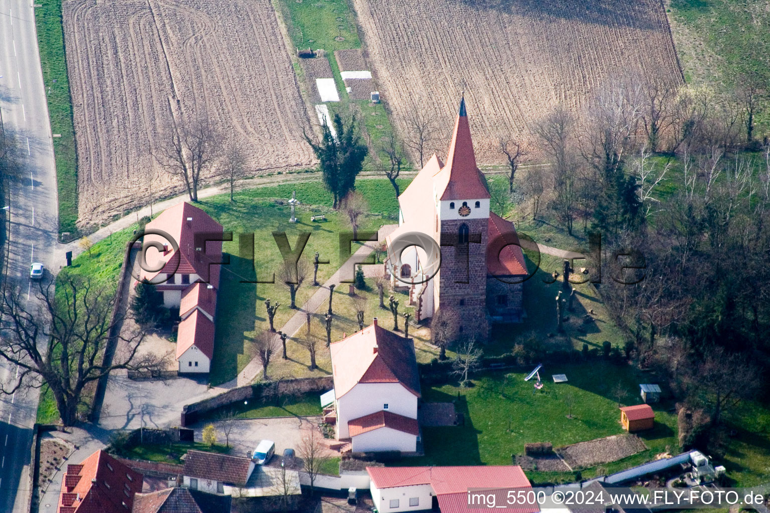 Vue aérienne de Église protestante à Minfeld dans le département Rhénanie-Palatinat, Allemagne