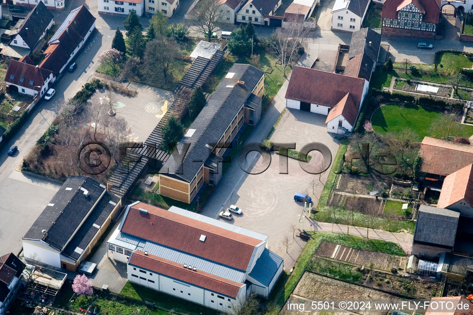 Vue aérienne de Mundohalle, école, bar culturel à Minfeld dans le département Rhénanie-Palatinat, Allemagne