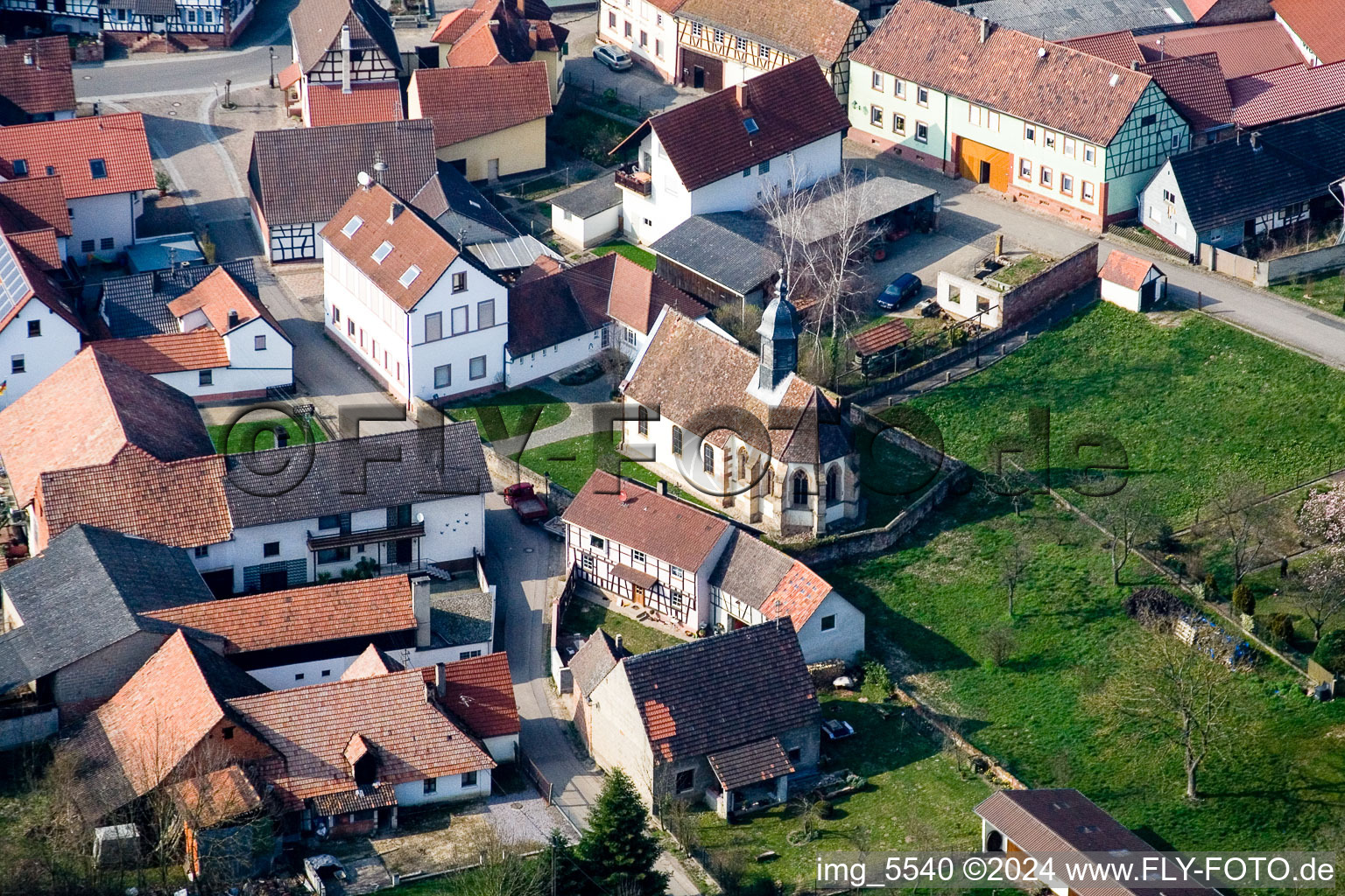 Vue aérienne de Bâtiment d'église au centre du village à Dierbach dans le département Rhénanie-Palatinat, Allemagne
