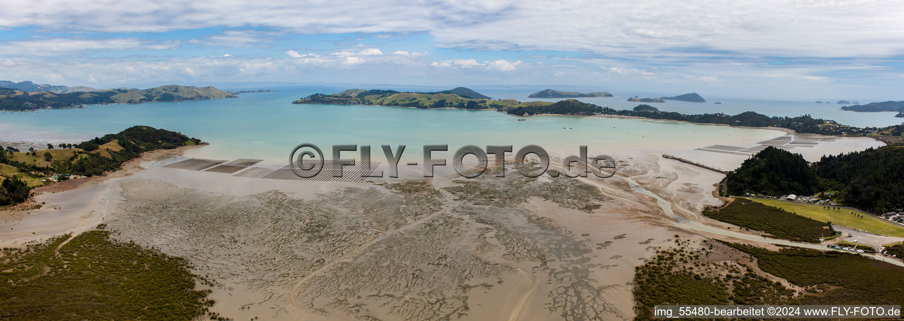 Vue aérienne de Panorama du paysage côtier sur la plage de sable du Pacifique Sud dans le district de McGreogor Bay à Coromandel dans le département Waïkato, Nouvelle-Zélande