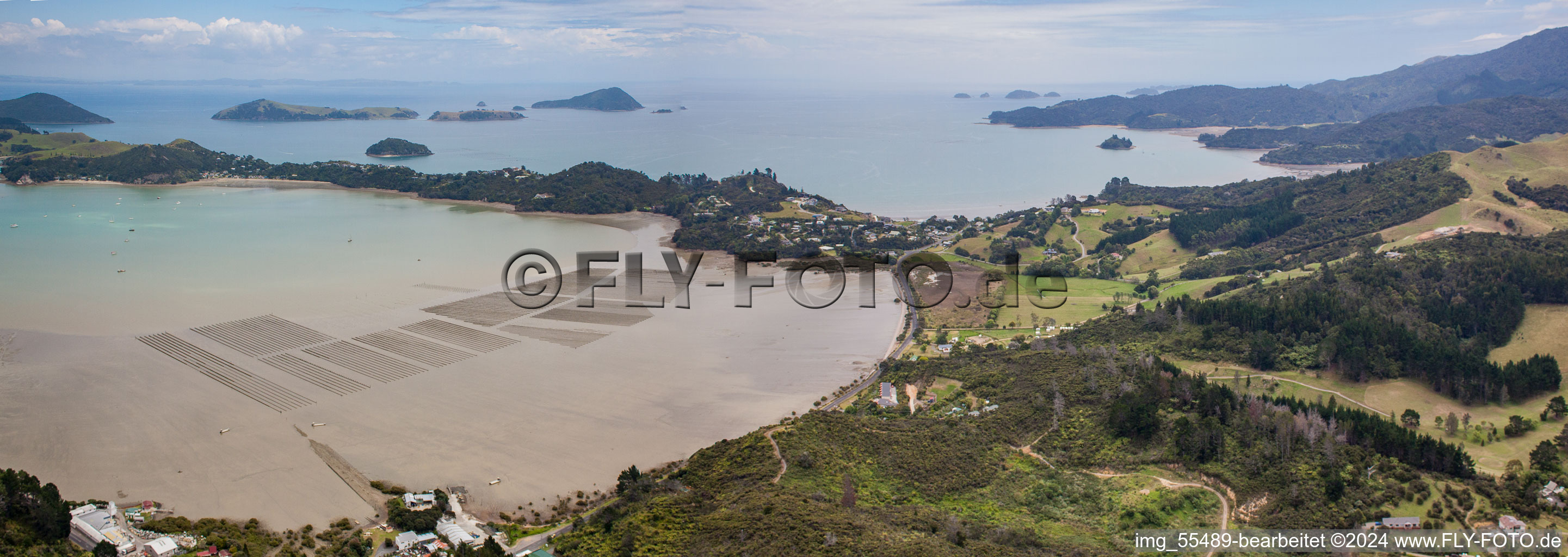 Vue aérienne de Panorama du paysage côtier sur la plage de sable du Pacifique Sud dans le district de McGreogor Bay à Coromandel dans le département Waïkato, Nouvelle-Zélande