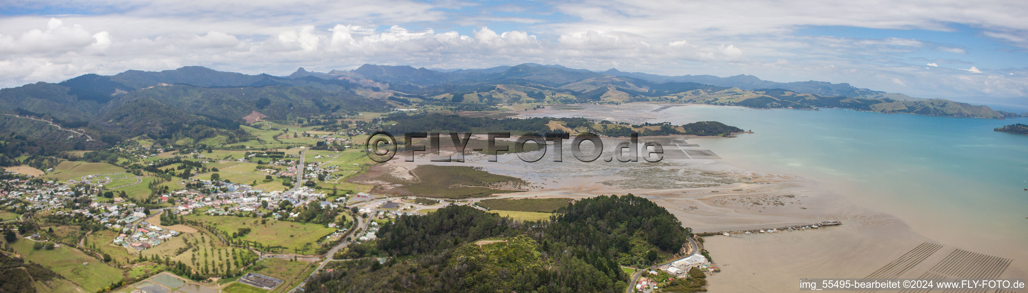 Photographie aérienne de Panorama du paysage côtier sur la plage de sable du Pacifique Sud dans le district de McGreogor Bay à Coromandel dans le département Waïkato, Nouvelle-Zélande