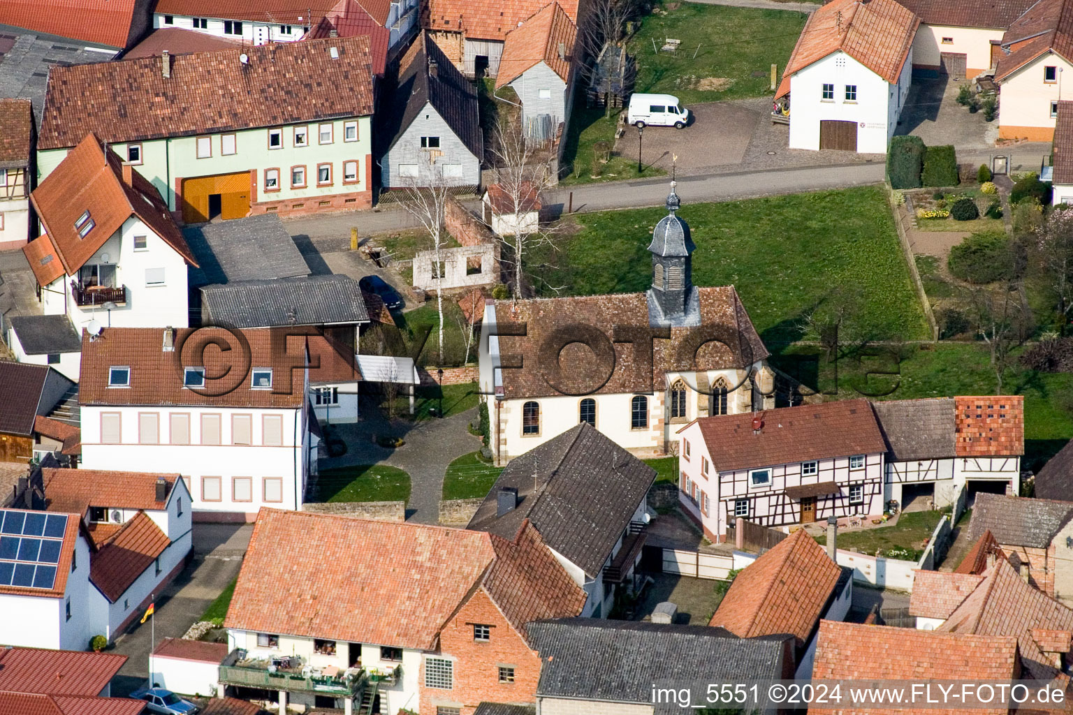 Vue aérienne de Chapelle à Dierbach dans le département Rhénanie-Palatinat, Allemagne