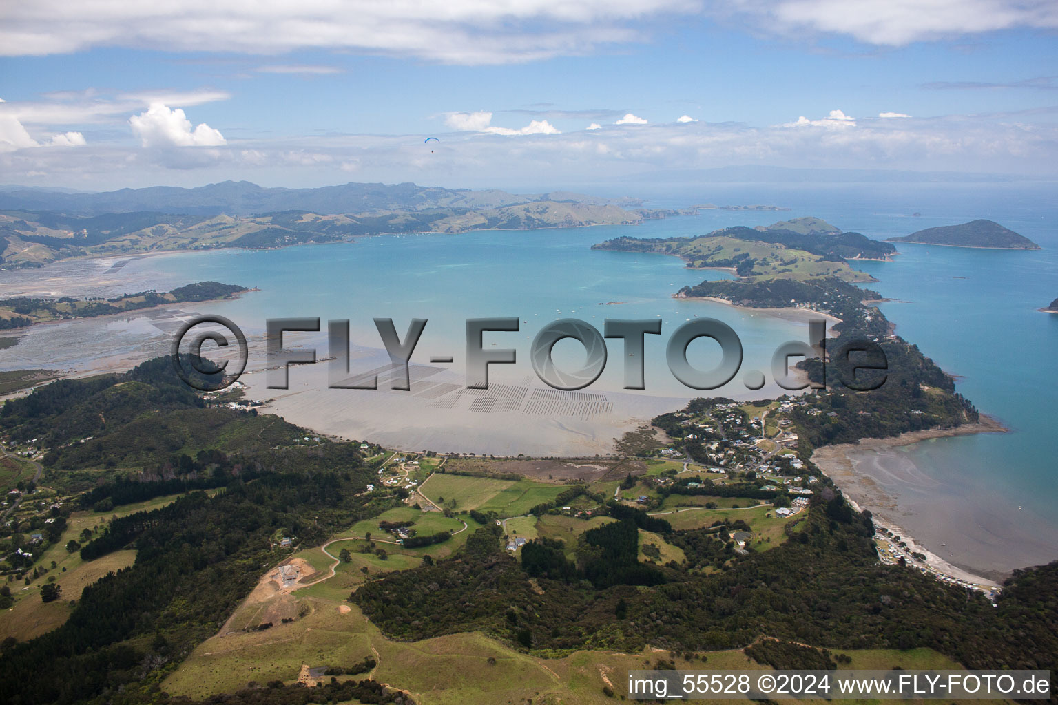Vue aérienne de Côte marine de la baie McGregor à Coromandel dans le département Waïkato, Nouvelle-Zélande