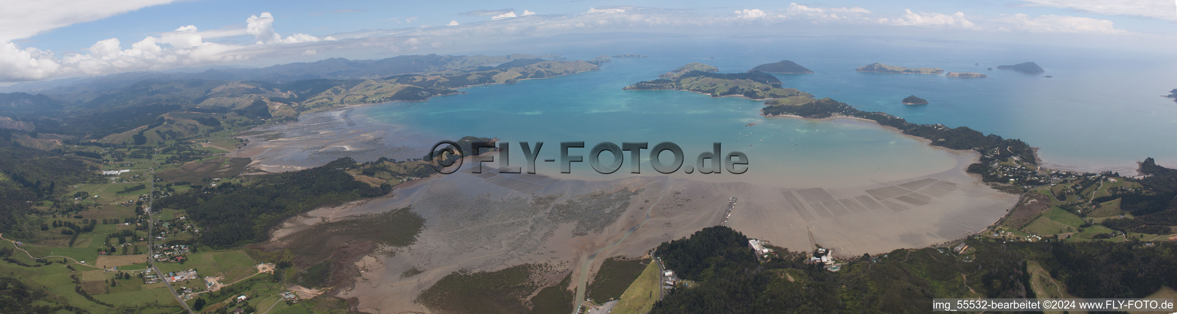 Vue oblique de Panorama du paysage côtier sur la plage de sable du Pacifique Sud dans le district de McGreogor Bay à Coromandel dans le département Waïkato, Nouvelle-Zélande