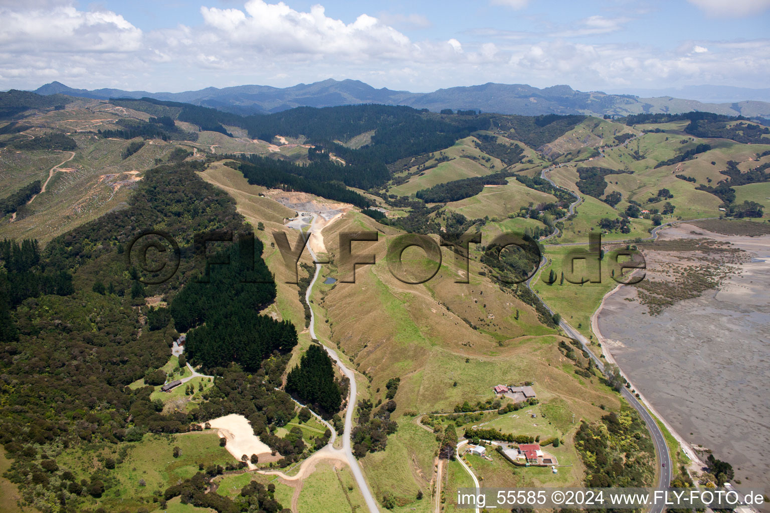 Coromandel dans le département Waïkato, Nouvelle-Zélande du point de vue du drone