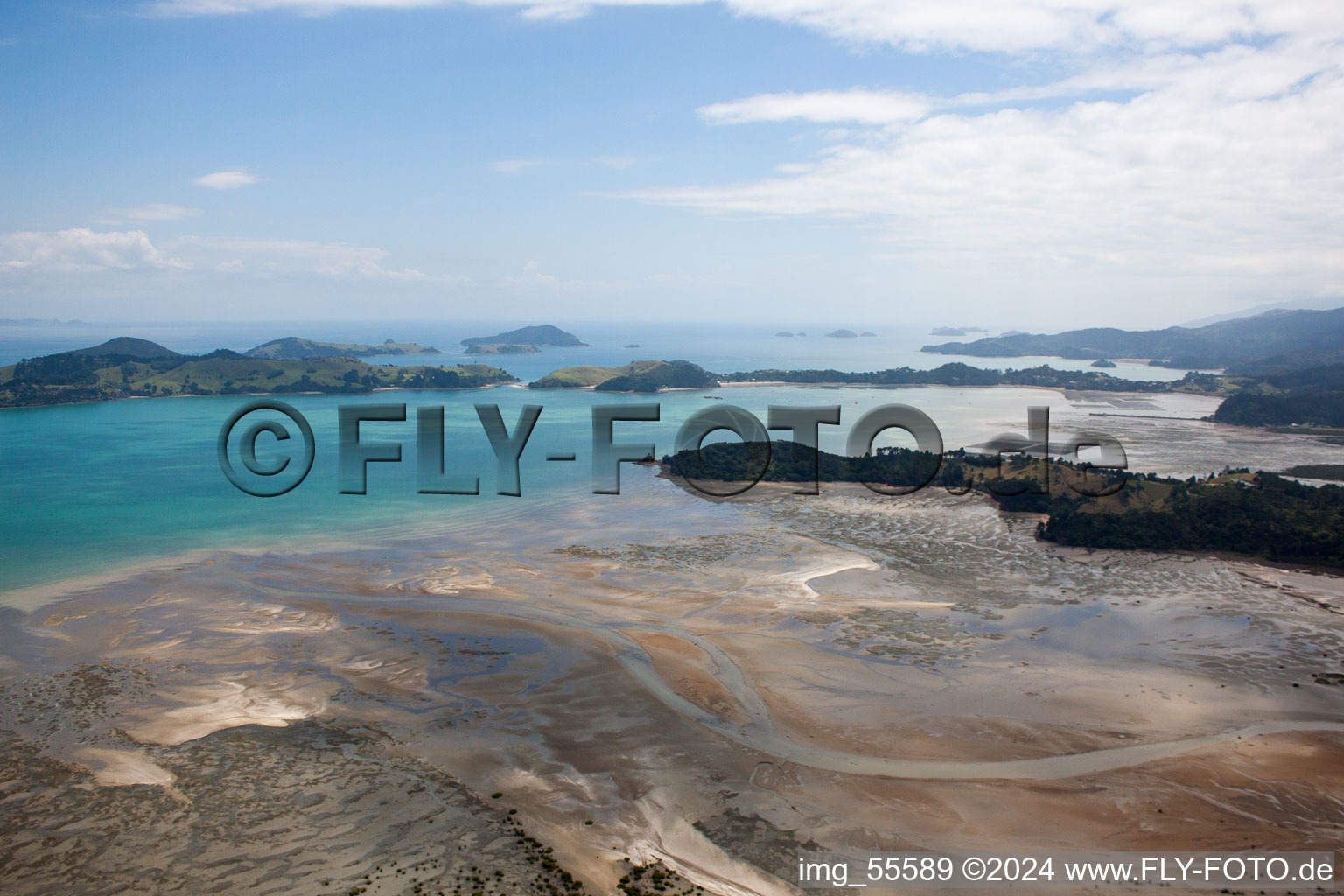 Vue aérienne de Surface de l'eau sur la côte de la baie McGregor dans le district Coromandel de la baie Wyuna à Coromandel dans le département Waïkato, Nouvelle-Zélande