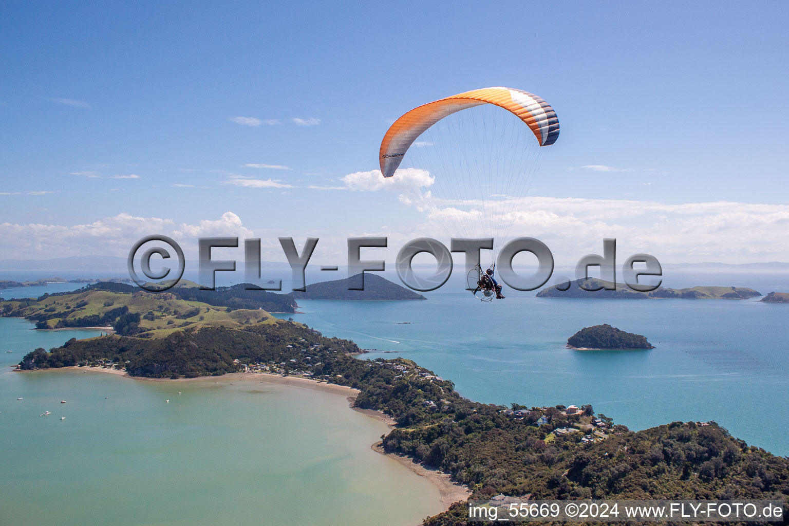 Vue aérienne de Zone côtière de la péninsule de Wyuna Bay à Coromandel dans le département Waïkato, Nouvelle-Zélande