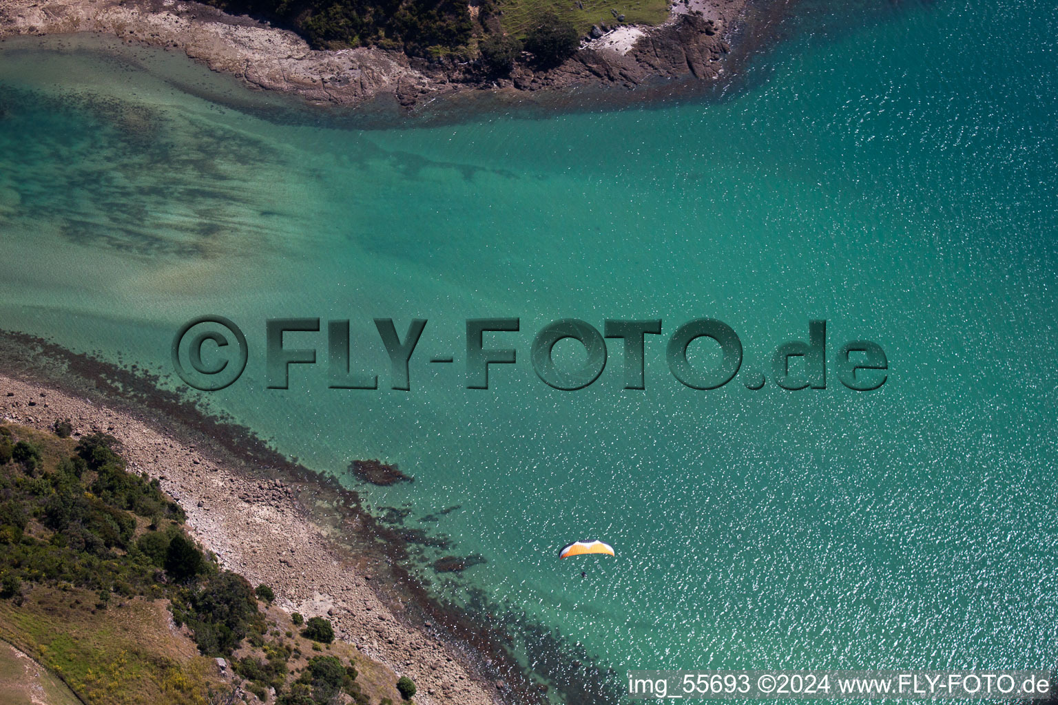 Vue aérienne de Surface de l'eau sur la côte de la baie McGregor dans le district Coromandel en Wyuna Bay à le quartier Wyuna Bay in Coromandel dans le département Waïkato, Nouvelle-Zélande