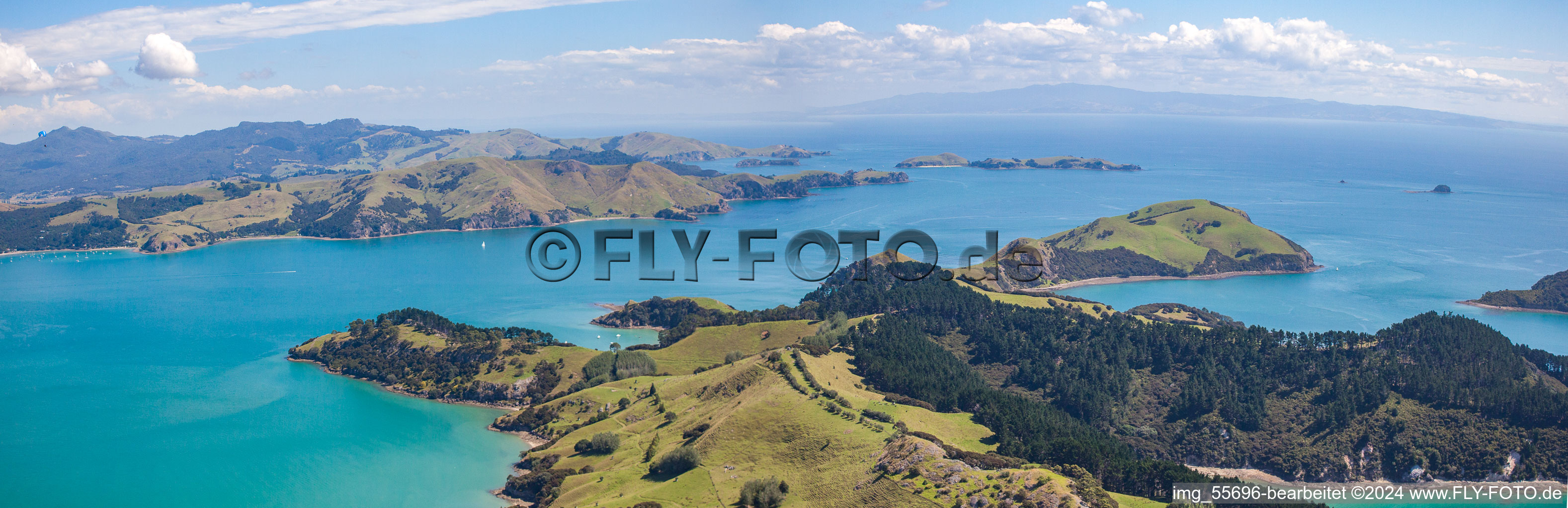 Panorama du paysage côtier sur la plage de sable du Pacifique Sud dans le district de McGreogor Bay à Coromandel dans le département Waïkato, Nouvelle-Zélande vue d'en haut