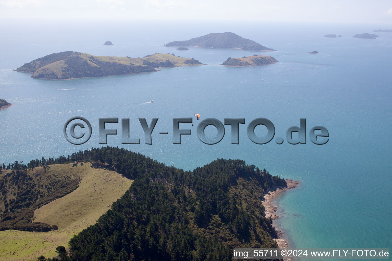 Whanganui Island dans le département Waïkato, Nouvelle-Zélande du point de vue du drone