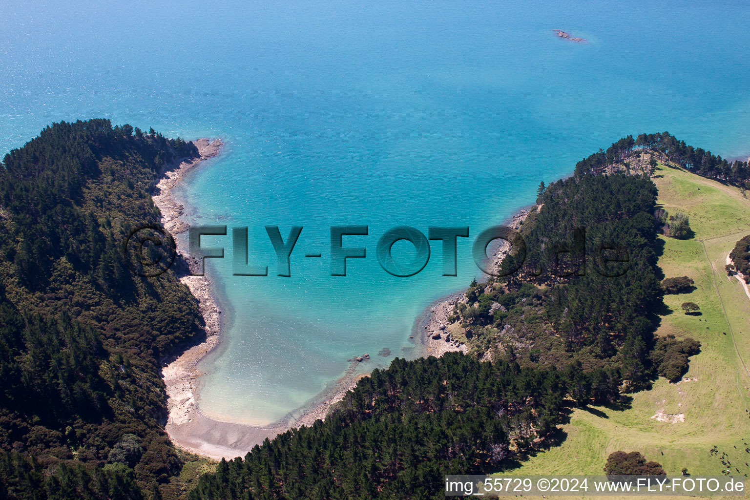 Whanganui Island dans le département Waïkato, Nouvelle-Zélande du point de vue du drone