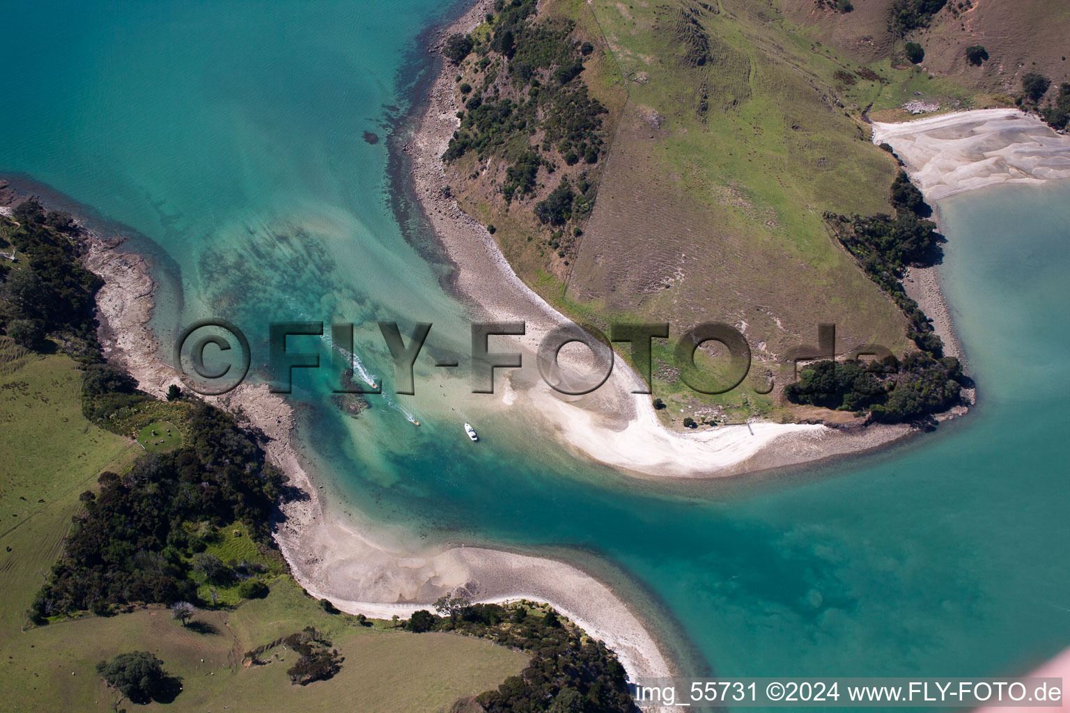 Vue aérienne de Surface de l'eau sur la côte de la mer entre deux îles de la baie Mcgregor à Wyuna Bay à Whanganui Island dans le département Waïkato, Nouvelle-Zélande