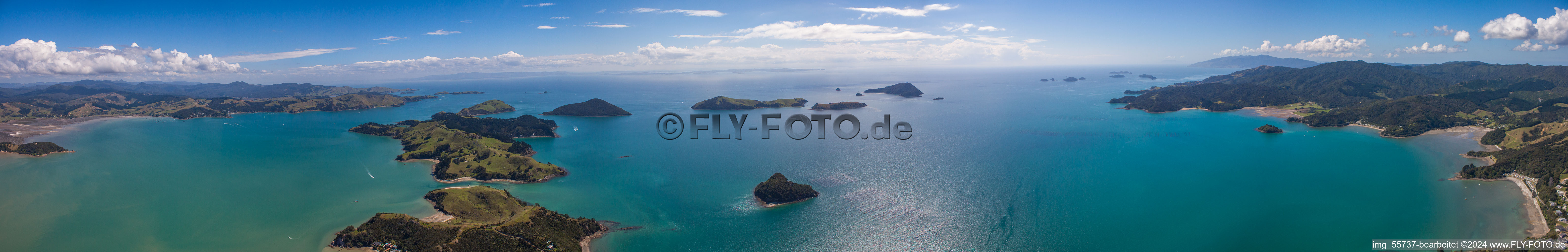 Panorama du paysage côtier sur la plage de sable du Pacifique Sud dans le district de McGreogor Bay à Coromandel dans le département Waïkato, Nouvelle-Zélande depuis l'avion