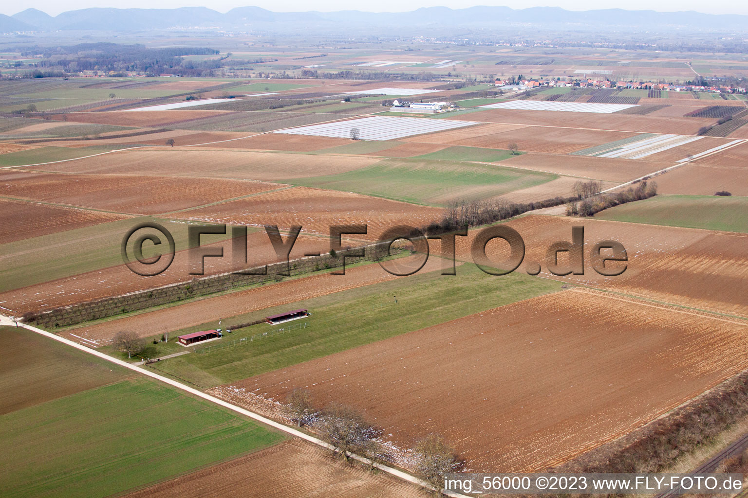 Aérodrome modèle à Freckenfeld dans le département Rhénanie-Palatinat, Allemagne du point de vue du drone