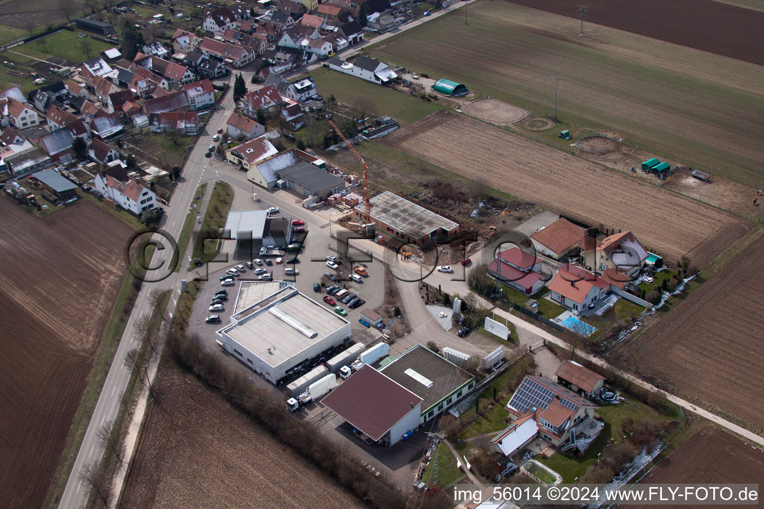 Zone commerciale à Freckenfeld dans le département Rhénanie-Palatinat, Allemagne hors des airs