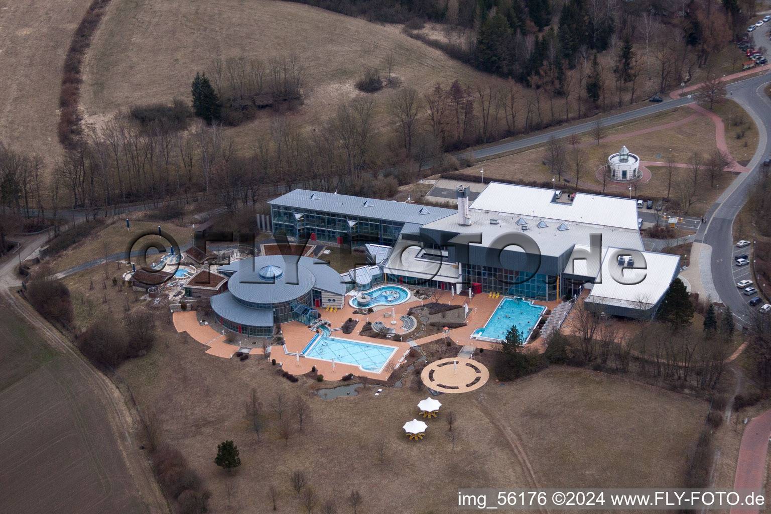 Vue aérienne de Thermes et piscines de la piscine extérieure de l'installation de loisirs à Bad Rodach dans le département Bavière, Allemagne